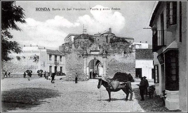 Barrio San Francisco and la plaza. Photo of old postcard